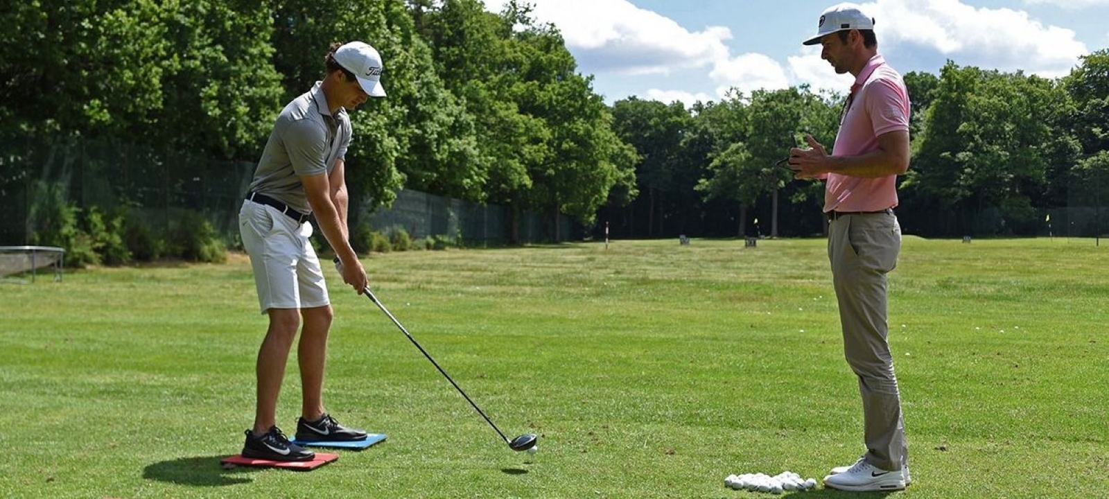 Matthieu Billaud donne un cours de golf avec les plaques de forces S2M à Nantes et Courchevel